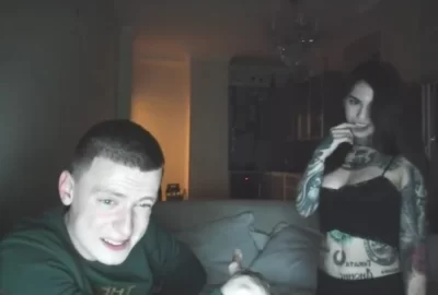 Минет Меллстрою на стриме от брюнетки в татушках и сперма на лице