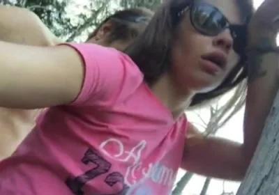 "Трахаешься с ёлкой? Главное, чтобы иголки в писю не попали." – Секс стоя русской пары в горном лесу среди елей